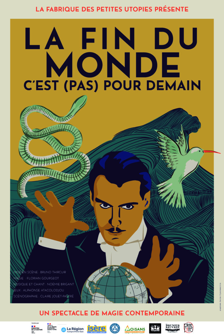 L'image est une affiche pour un spectacle intitulé "La fin du monde c'est (pas) pour demain" présenté par La Fabrique des Petites Utopies. Elle affiche un homme en costume, avec une expression intense et les mains en position dramatique devant un globe terrestre. Autour de lui, on voit un serpent vert enroulé et un colibri vert avec un bec rouge, symbolisant peut-être des éléments de la nature et du danger. Le fond est composé de vagues stylisées sur un fond doré. Le titre est écrit en grandes lettres noires en haut de l'affiche, avec une mise en scène de Bruno Thircuir, magie par Florian Gourgeot, musique et chant par Noémie Brigant, jeux par Alphonse Atacolodjou, et scénographie par Claire Jouët-Pastré. En bas de l'affiche, il est indiqué "Un spectacle de magie contemporaine" avec les logos des partenaires et soutiens.